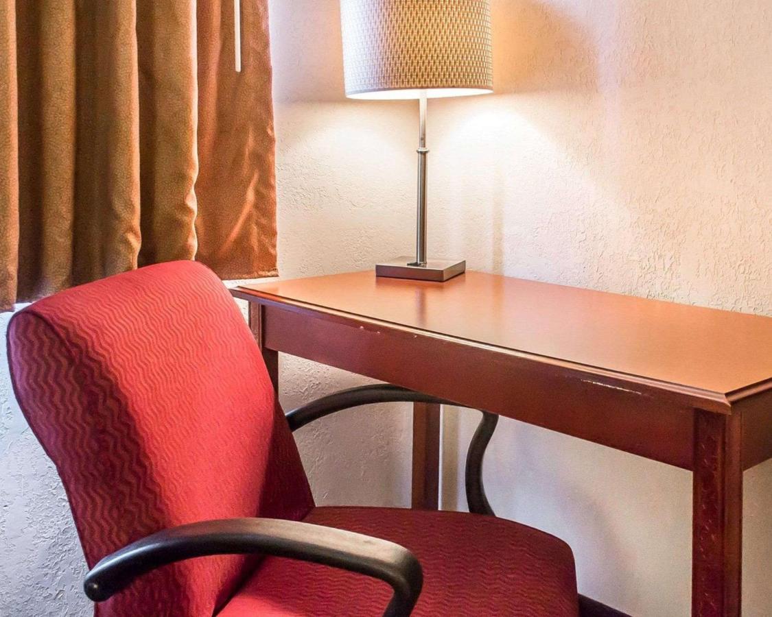 Economy Inn & Suites — photo 14