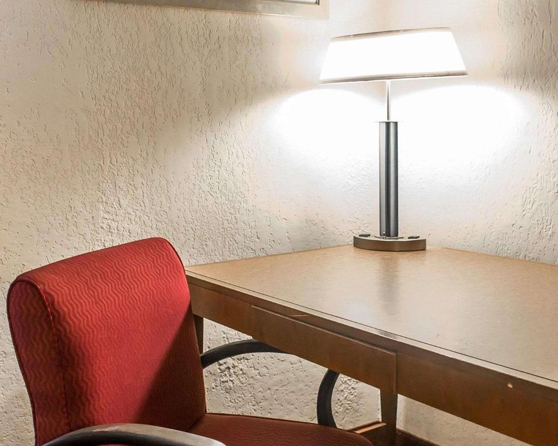 Economy Inn & Suites — photo 11