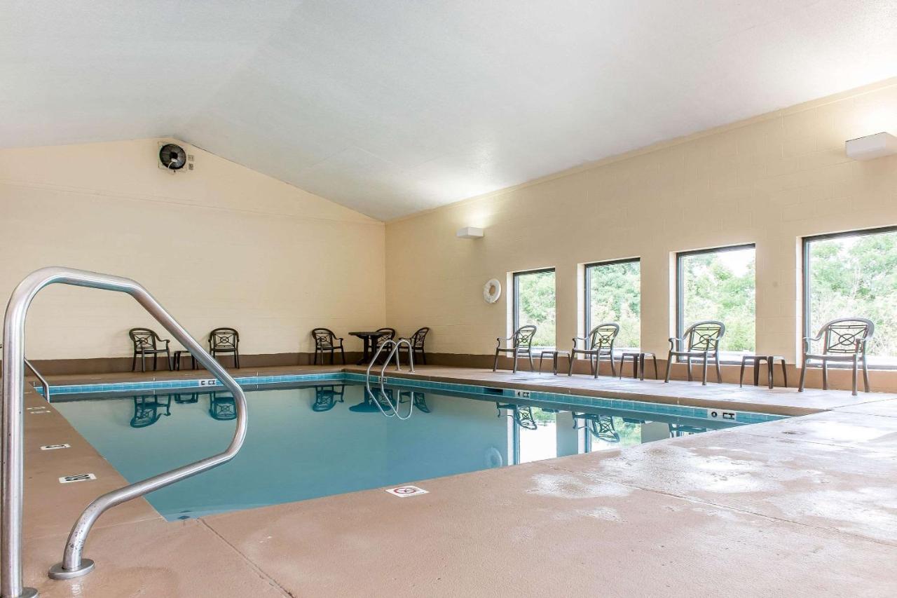 Heated swimming pool: Quality Inn Chester I-75