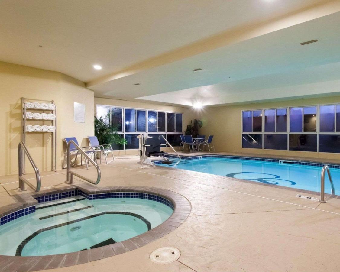 Heated swimming pool: Comfort Suites Central-I-44