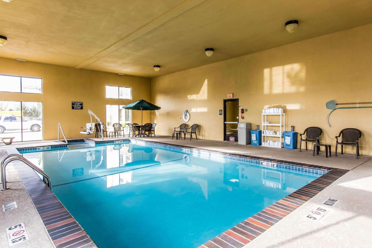 Heated swimming pool: Comfort Inn & Suites Ardmore