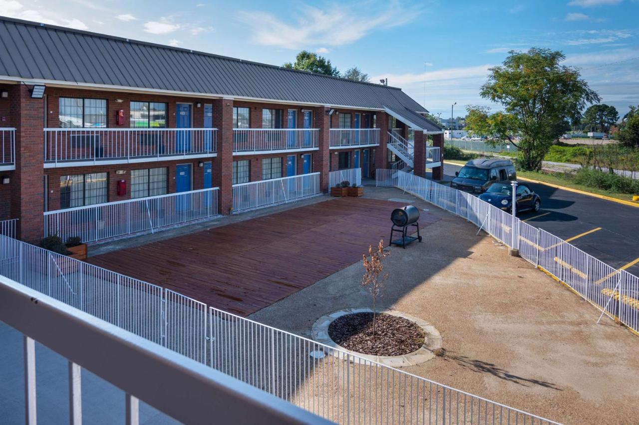 Coliseum Motel — photo 13