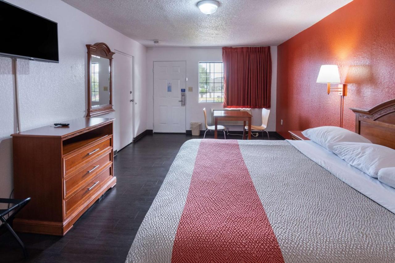 Coliseum Motel — photo 15