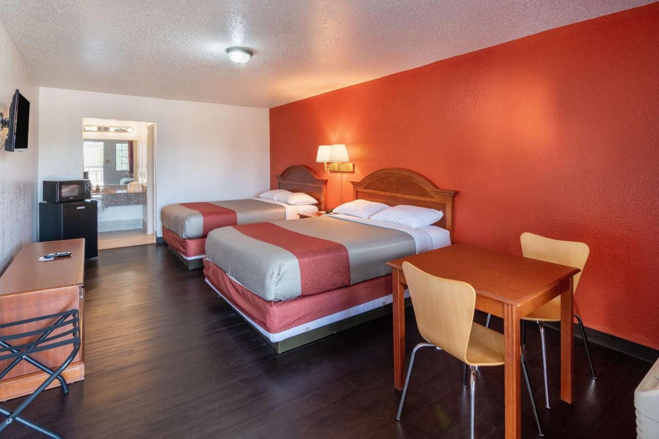 Coliseum Motel — photo 12