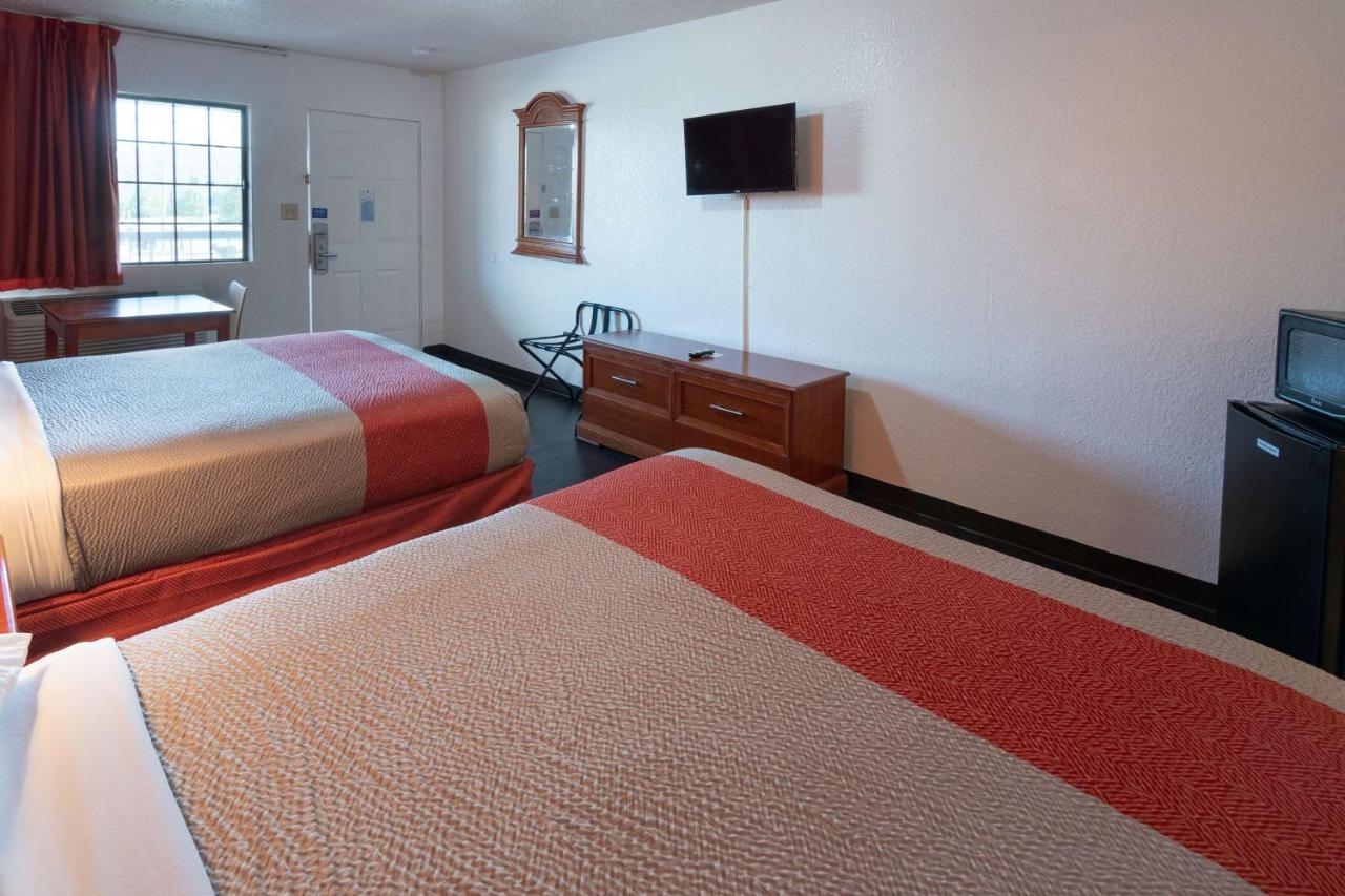 Coliseum Motel — photo 18