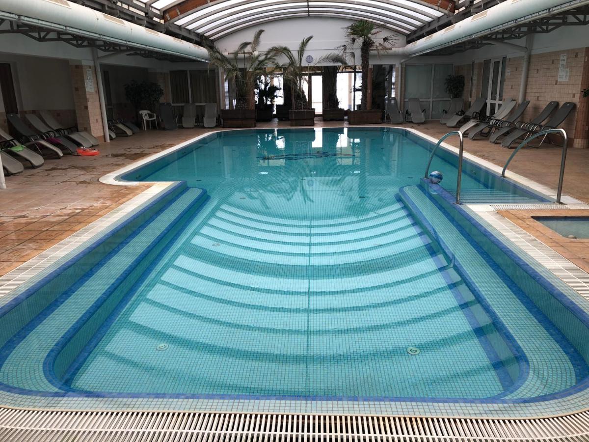 Heated swimming pool: Orchidea apartman