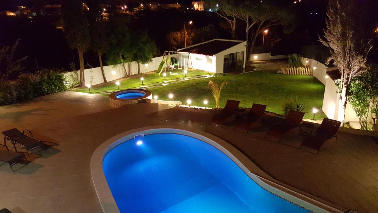 Heated swimming pool: Villa Margarida by Laranjal Rentals