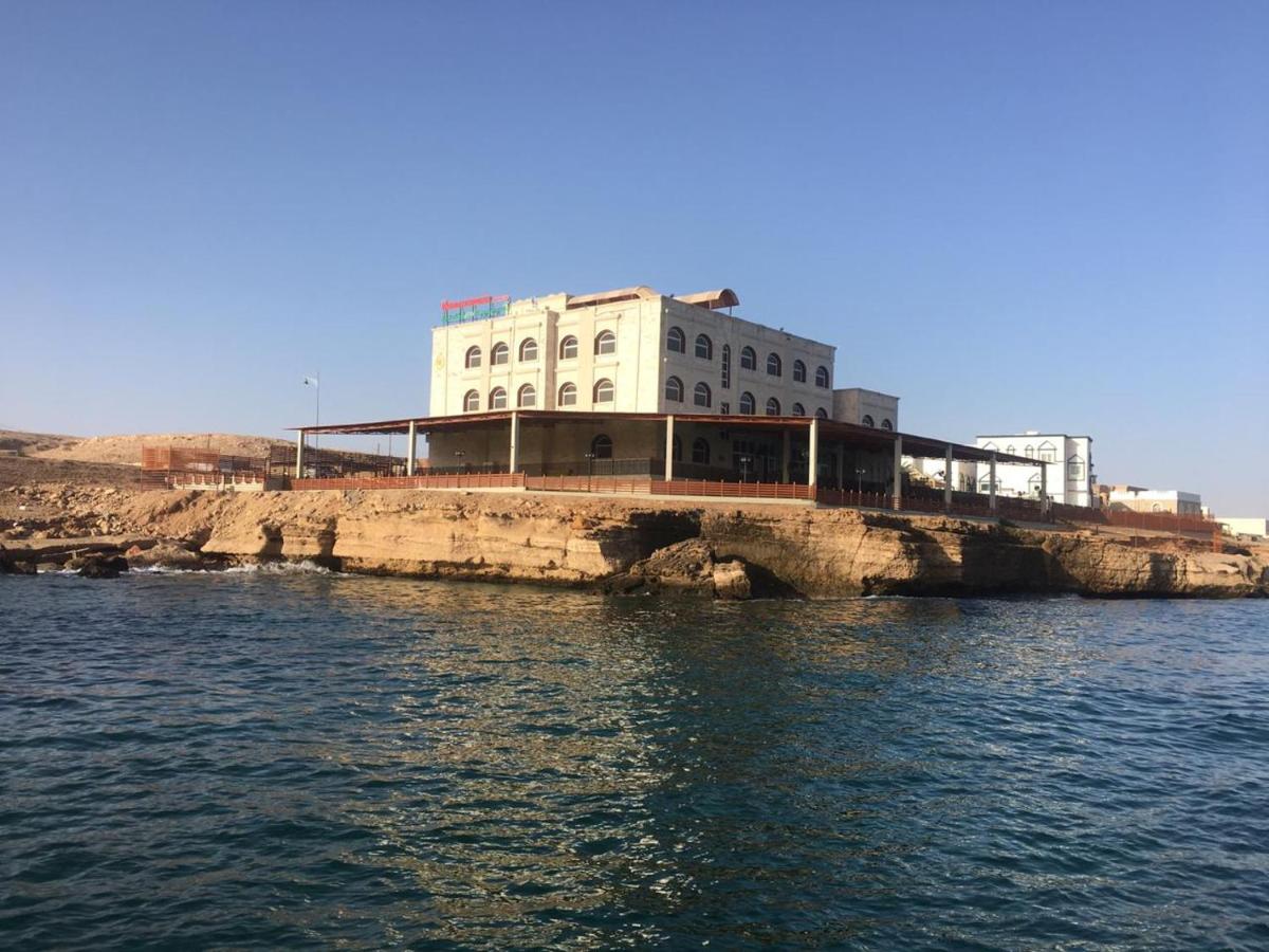 Beach: Sur Bandar Al Ayjah Hotel Apartments