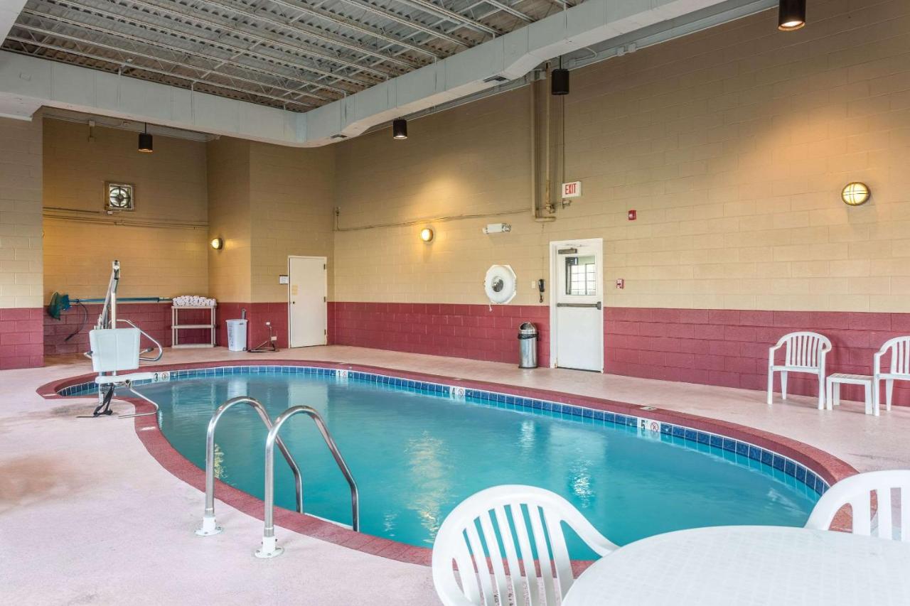 Heated swimming pool: Comfort Inn Decatur Priceville