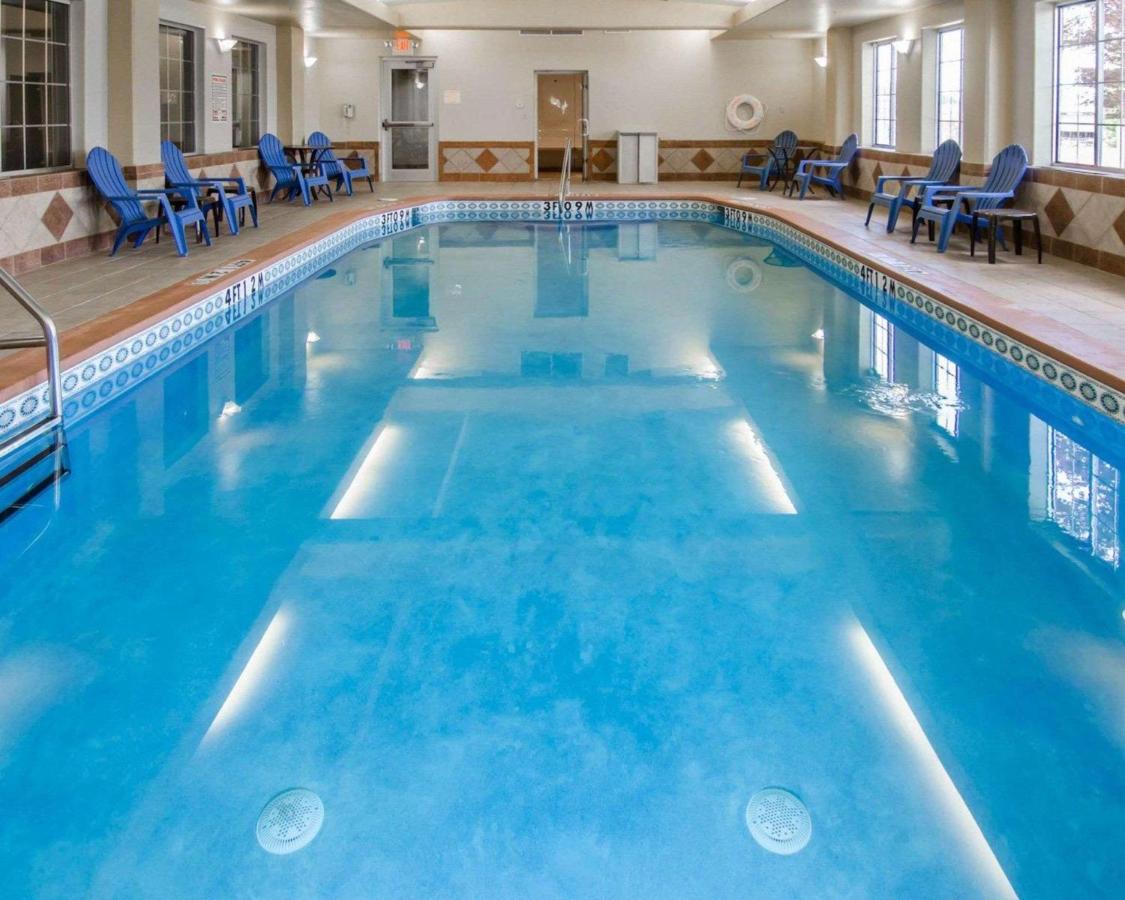 Heated swimming pool: Sleep Inn & Suites Springdale West