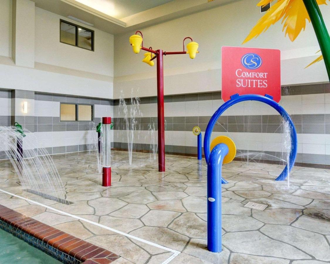 Heated swimming pool: Comfort Suites Little Rock