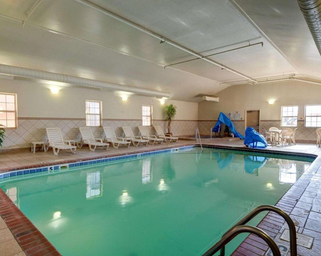 Heated swimming pool: Quality Inn Fort Smith I-540