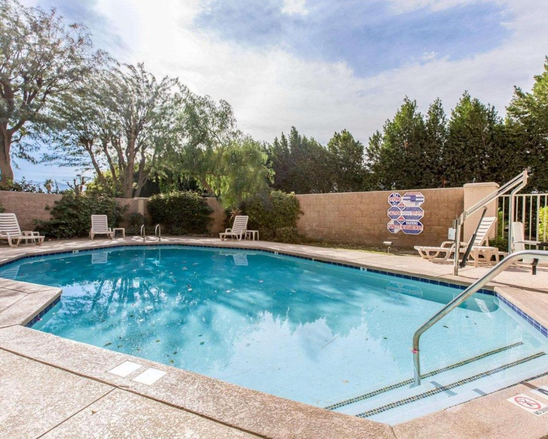 Heated swimming pool: Comfort Suites Palm Desert I-10