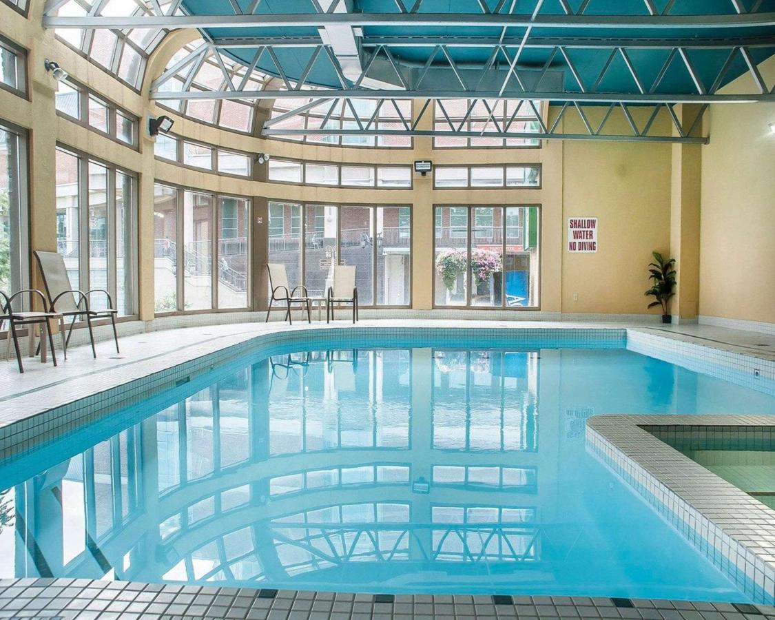 Heated swimming pool: Quality Hotel Fallsview Cascade