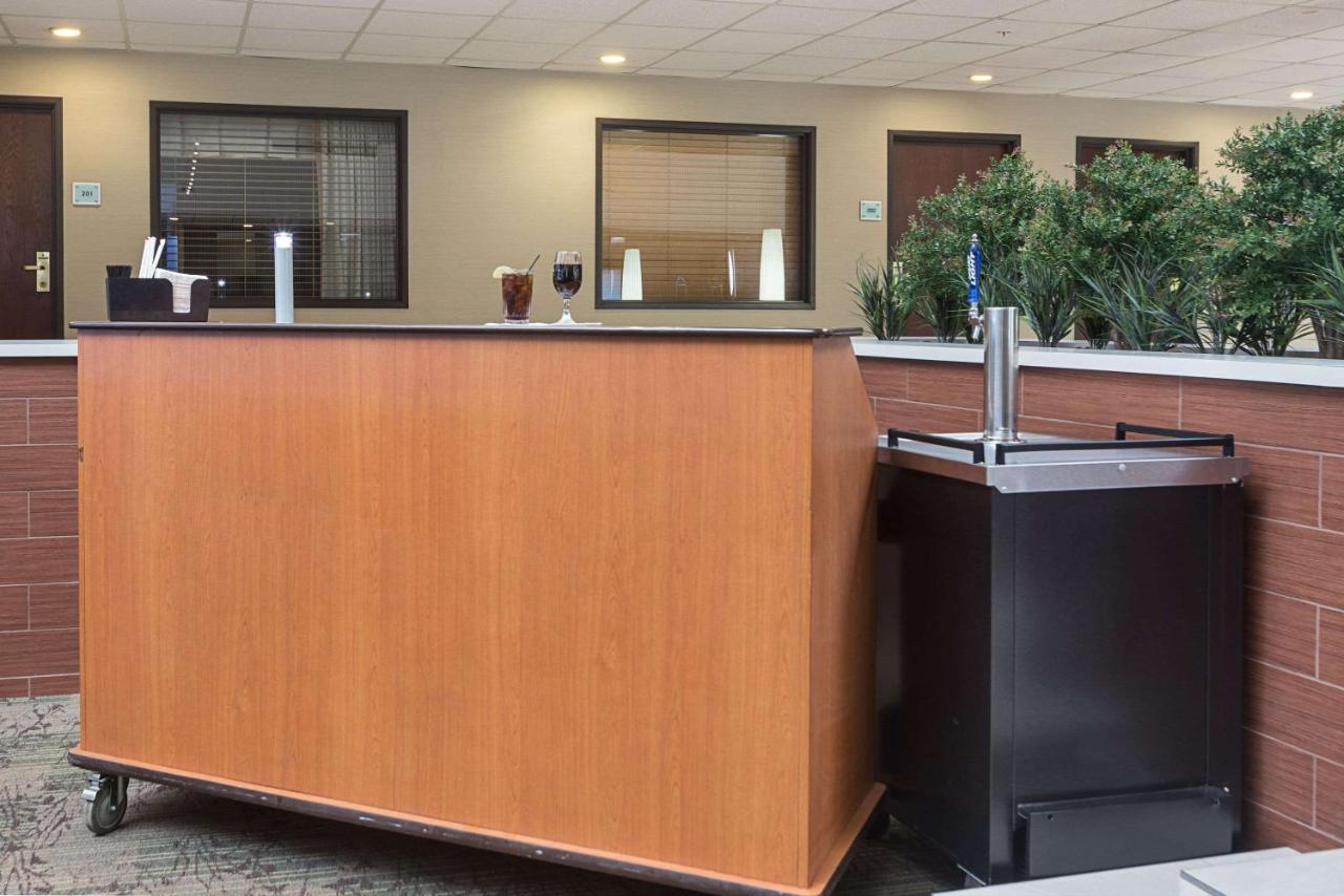 Quality Suites Lansing West — photo 14