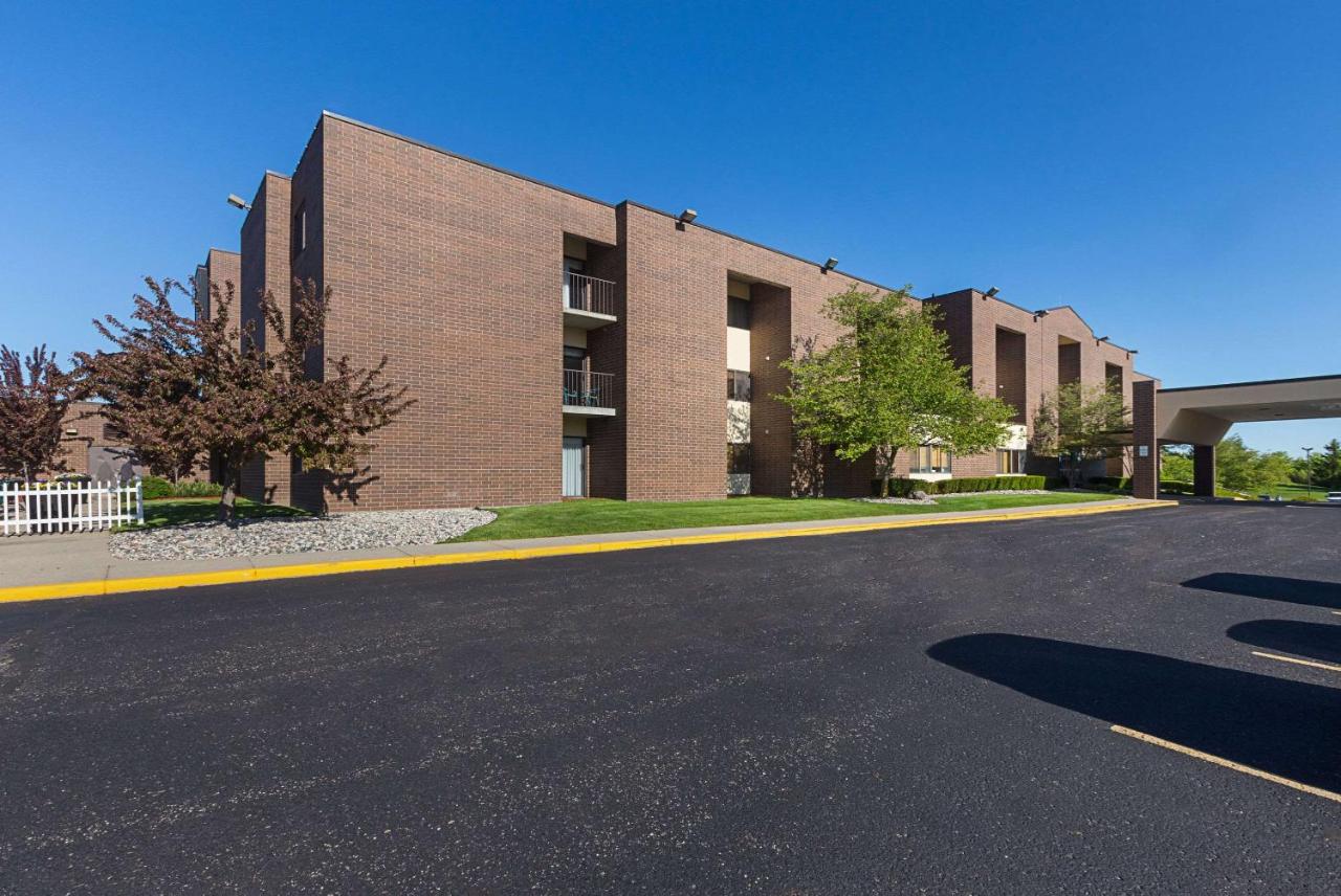 Quality Suites Lansing West — photo 9