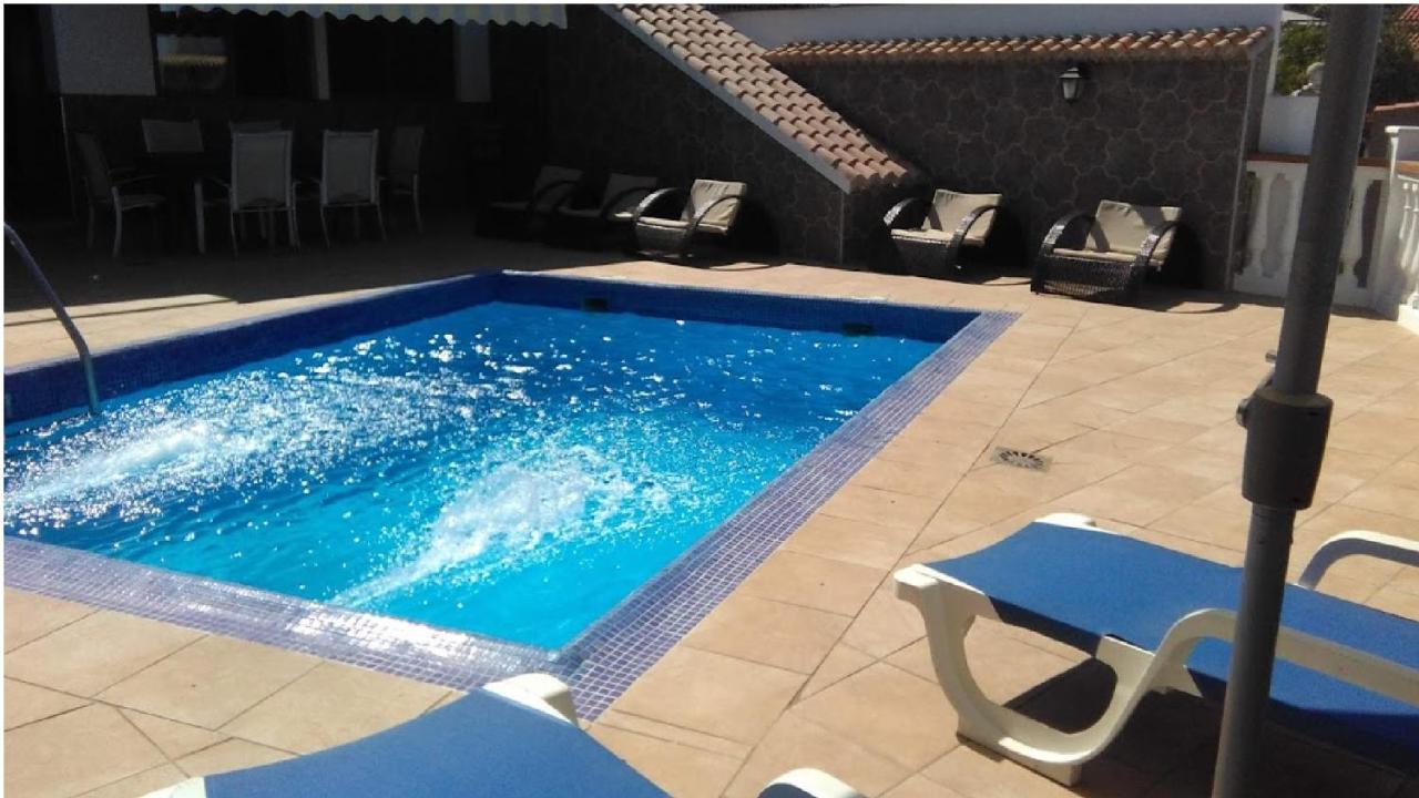 A 15 Granada, Piscina, Solarium, Futbolín, Casa Medina ...