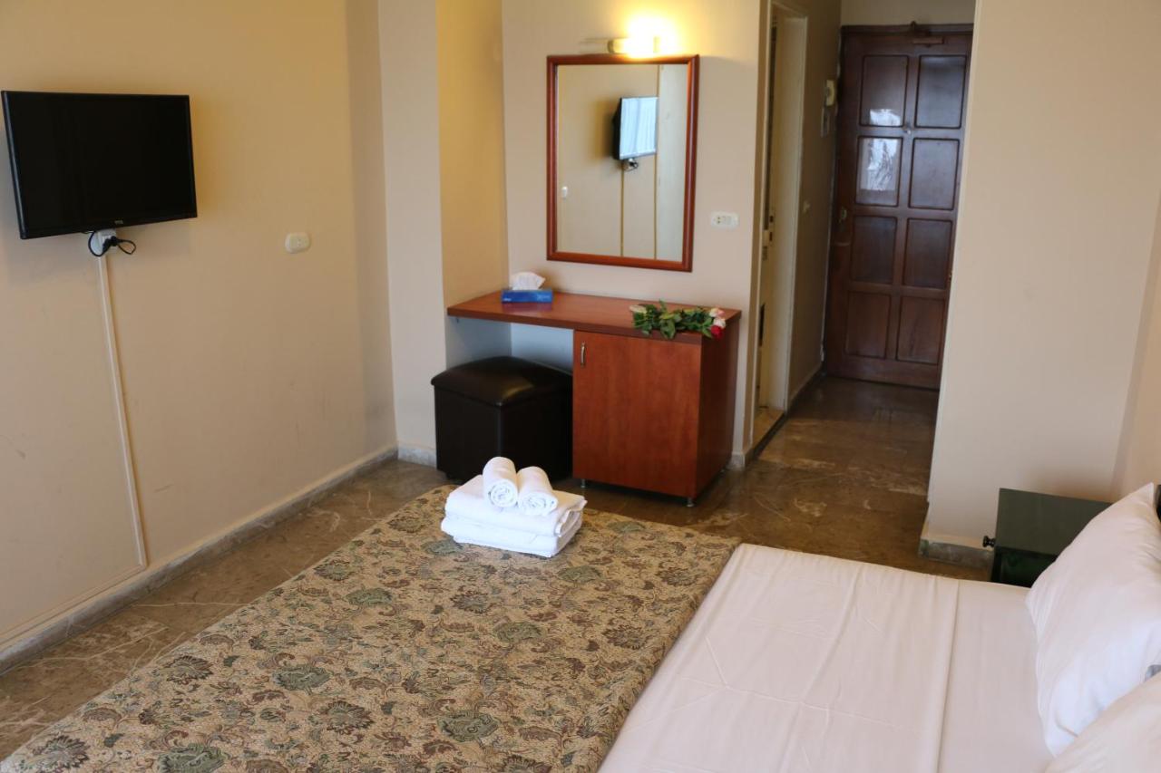 Holiday Suites Hotel & Beach Resort photo