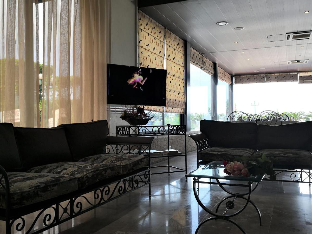 Holiday Suites Hotel & Beach Resort photo