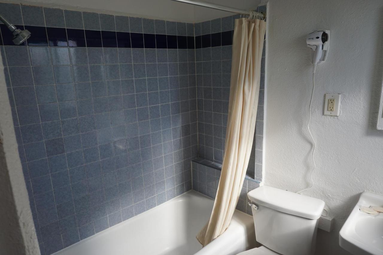 Las Palmas Motel — photo 9