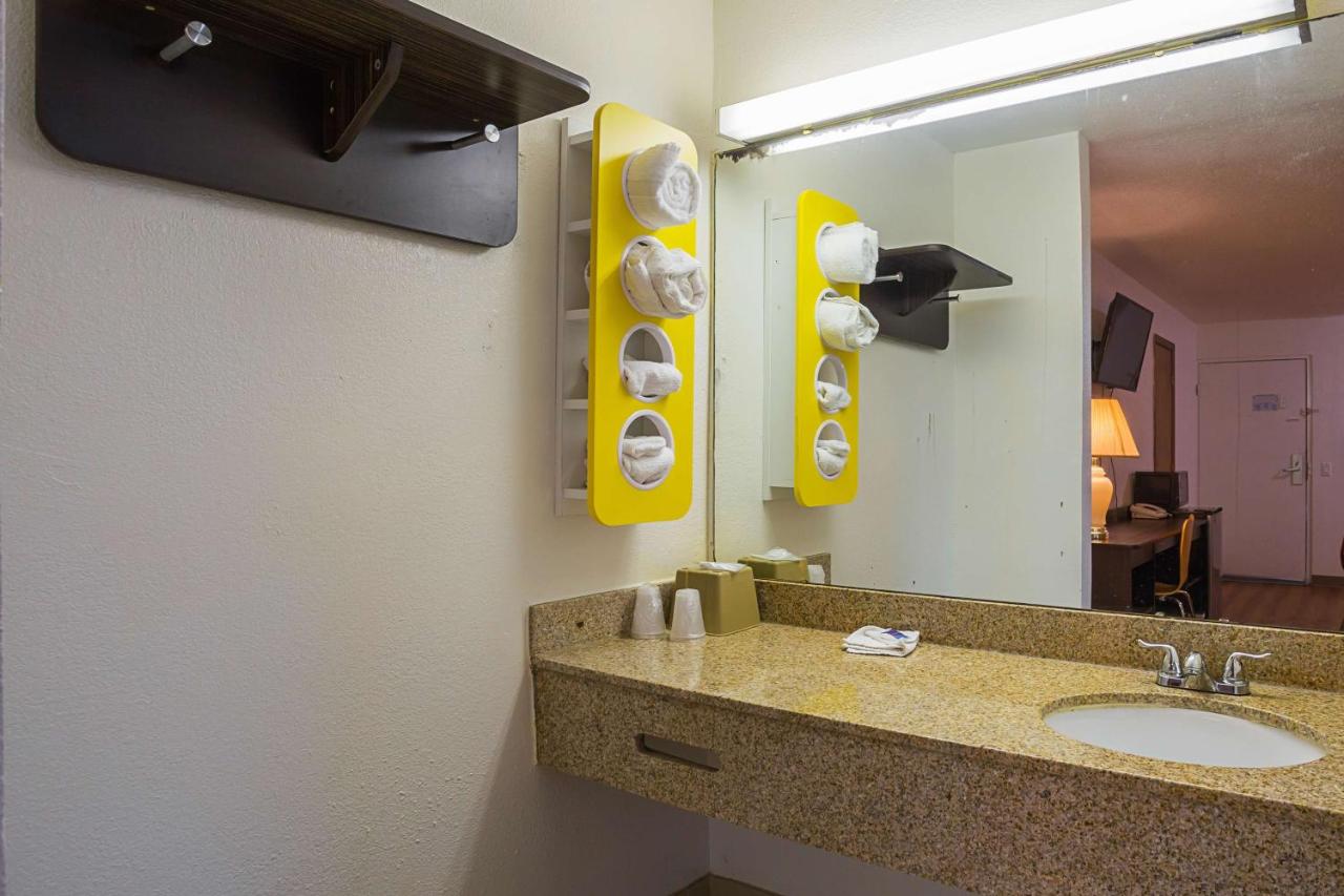 Deluxe Inn — photo 17