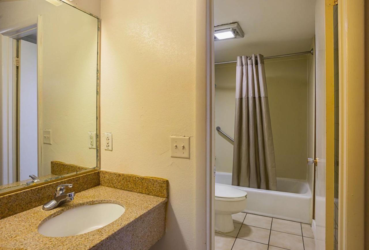 Deluxe Inn — photo 18