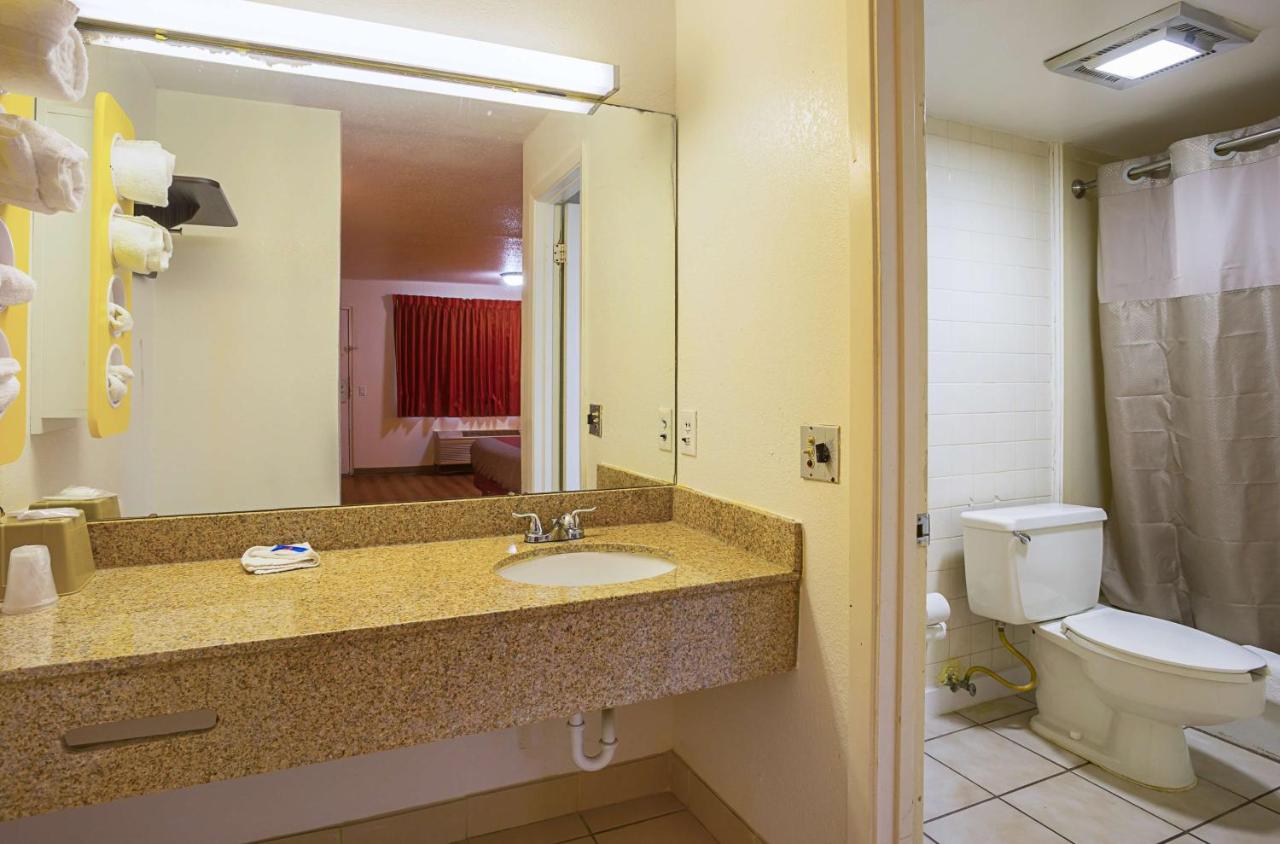 Deluxe Inn — photo 20