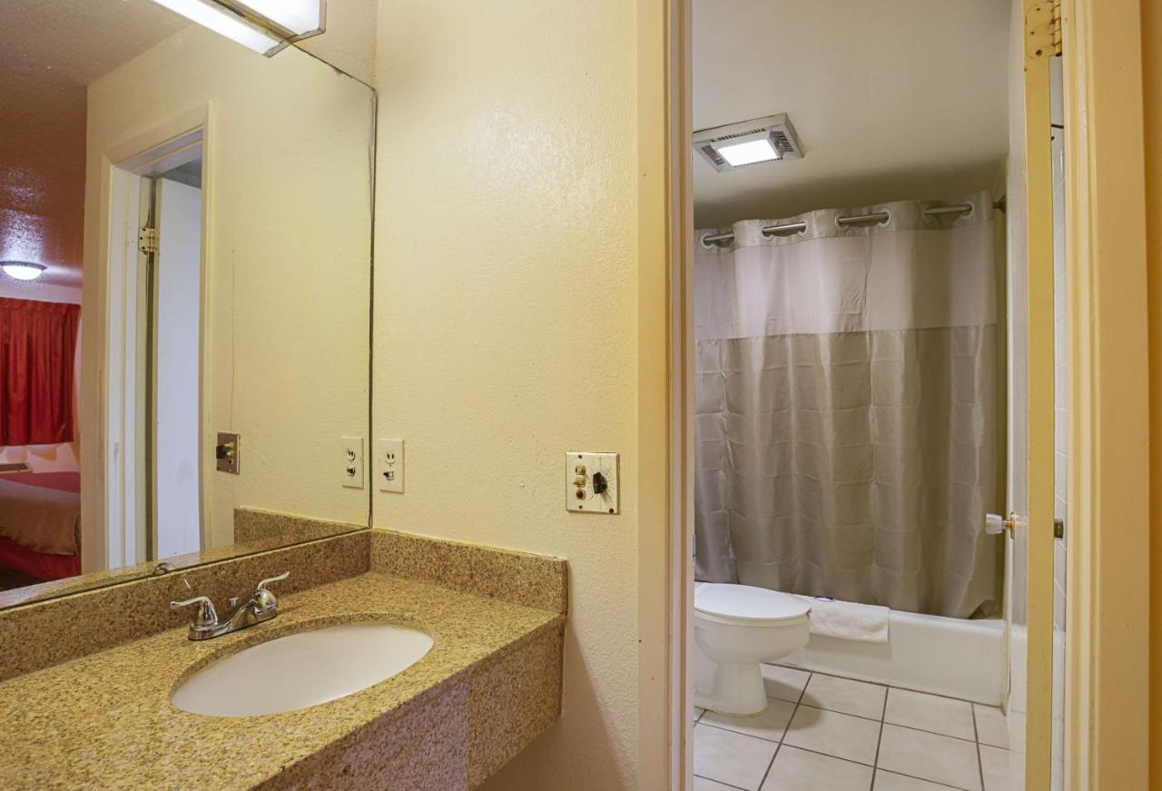 Deluxe Inn — photo 19