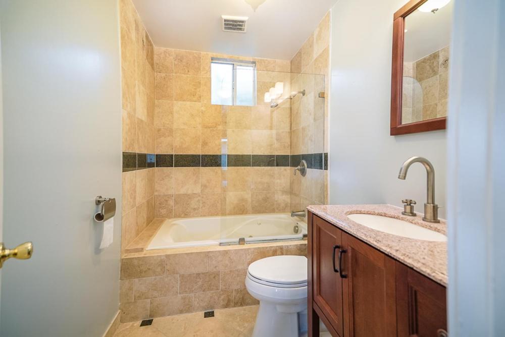 Stylish 2 Bed & 2 Bath at the Heart of Hollywood with Free Parking - One Car only - 3