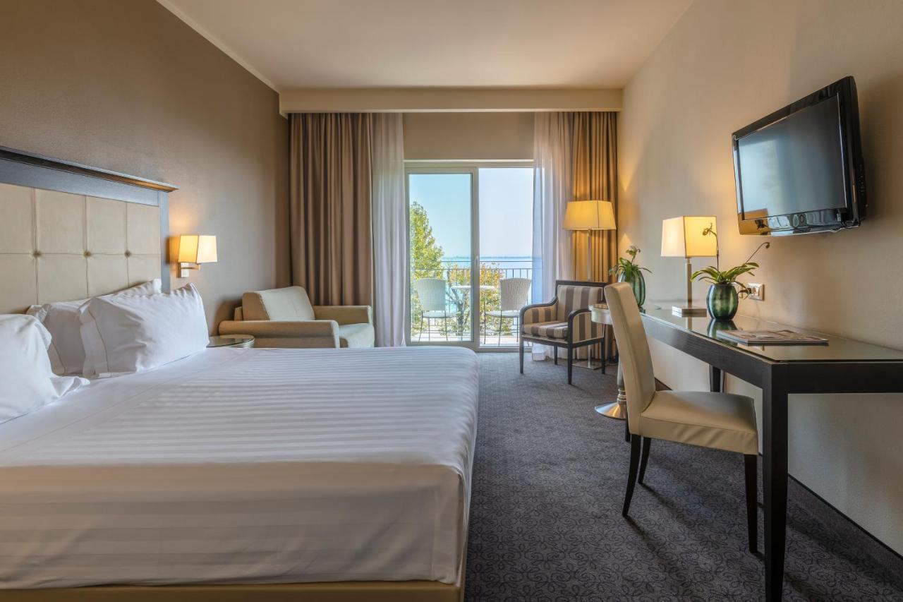 For tips on where to stay in Lake Garda, check out our list of favourite 4 and 5 star luxury hotels in Lake Garda plus cool resorts on the lake for R&R. #lakegardahotels #italy | 5-star Luxury Hotels In Lake Garda | Top Hotels Lake Garda Lago di Garda Luxury Hotels | Lake Garda Hotels 4 Star | Lake Como Hotels 5 Star | Best Hotels On Lake Garda | Luxury Lake Garda Hotels | Luxury Hotels Lake Garda | Sirmione Lake Garda Hotels | Lake Garda Italy Hotels 5-star Luxury Hotels In Lake Garda | Top Hotels Lake Garda Lago di Garda Luxury Hotels | Lake Garda Hotels 4 Star | Lake Como Hotels 5 Star | Best Hotels On Lake Garda |