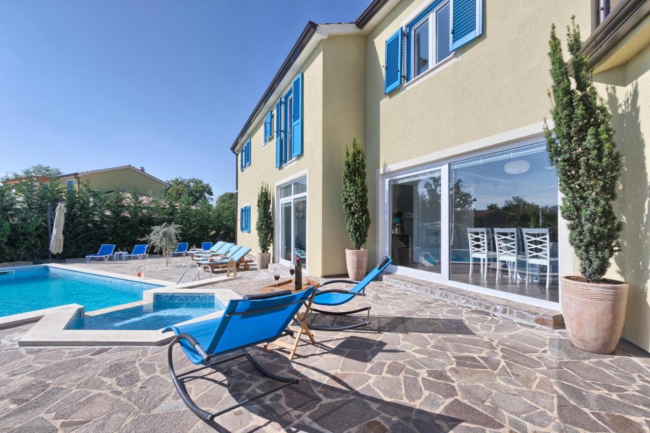 Villa 1519 photo