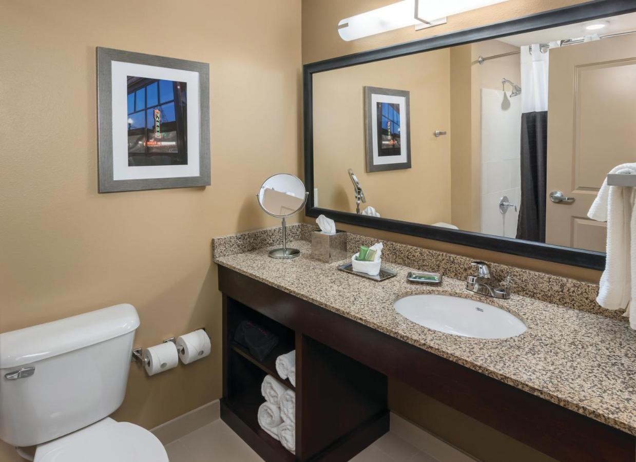 ClubHouse Hotel & Suites Fargo — photo 18