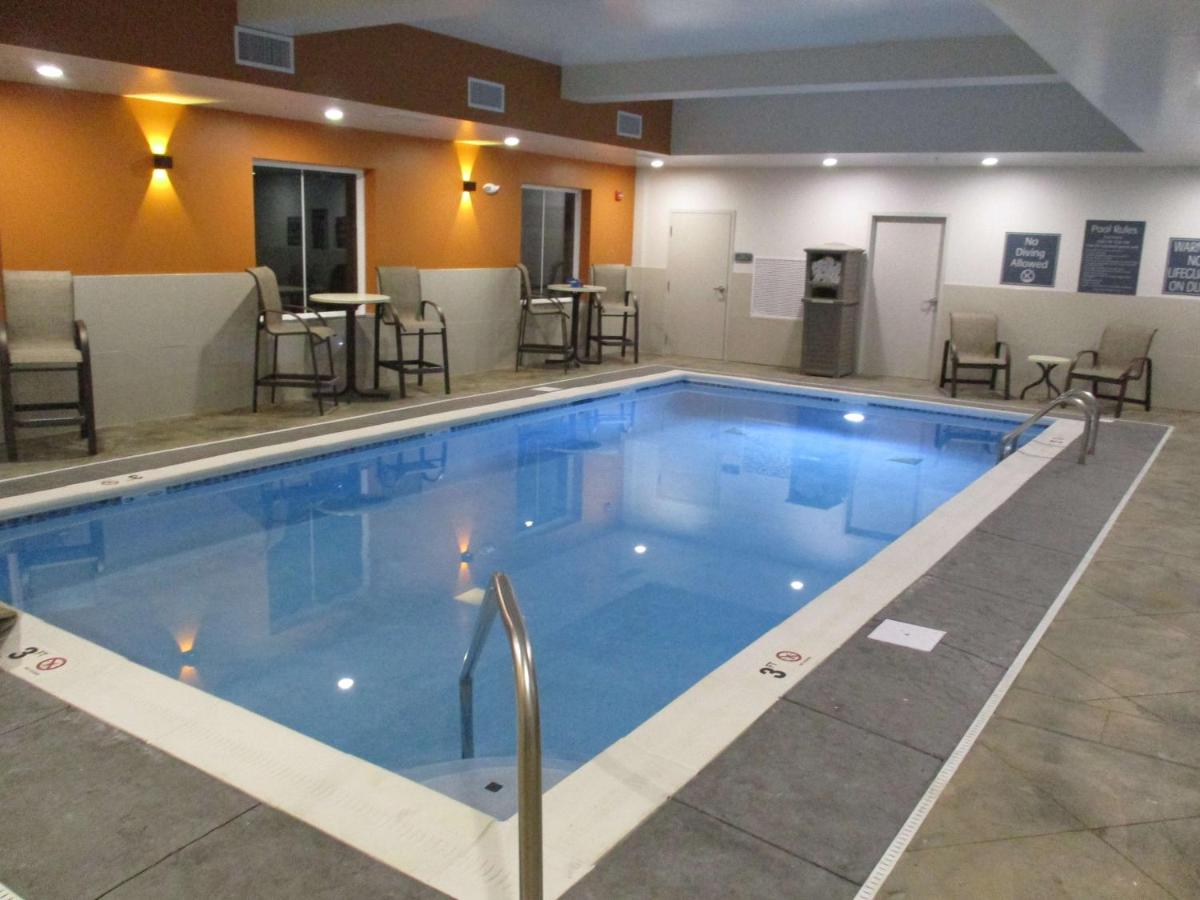 Heated swimming pool: Best Western Plus Owensboro
