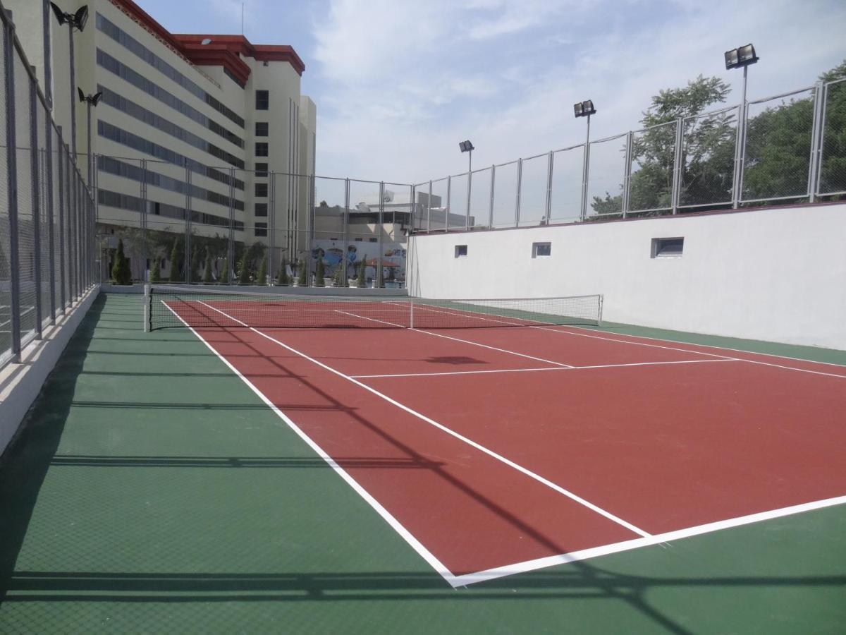 Tennis court: Grand Mir Hotel