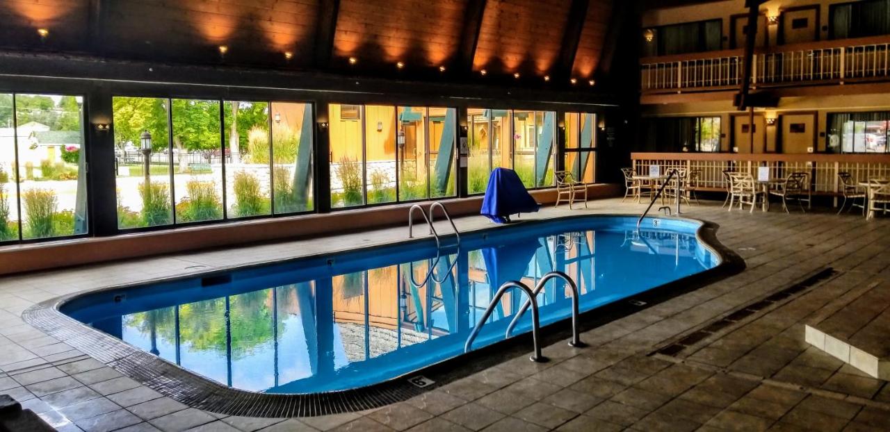 Heated swimming pool: Best Western Sheridan Center