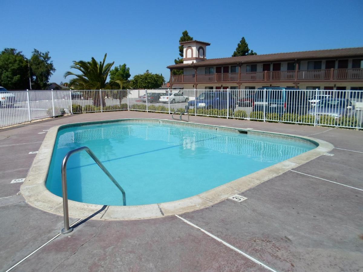 5555 Cedar Court Hotel — photo 9