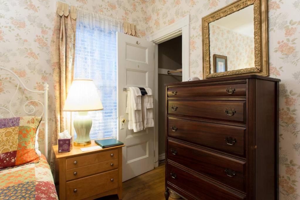 The Coolidge Corner Guest House: A Brookline Bed and Breakfast — photo 17