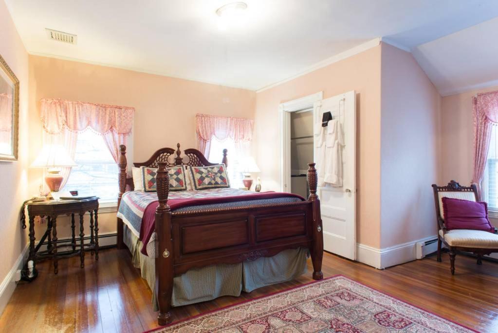The Coolidge Corner Guest House: A Brookline Bed and Breakfast — photo 16
