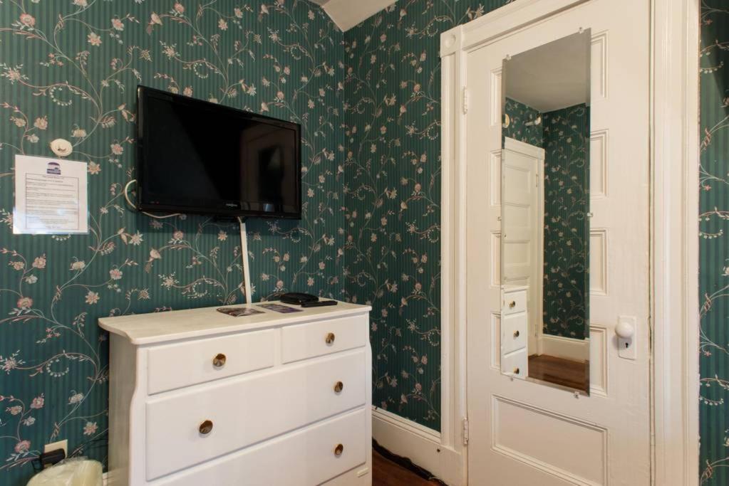 The Coolidge Corner Guest House: A Brookline Bed and Breakfast — photo 14
