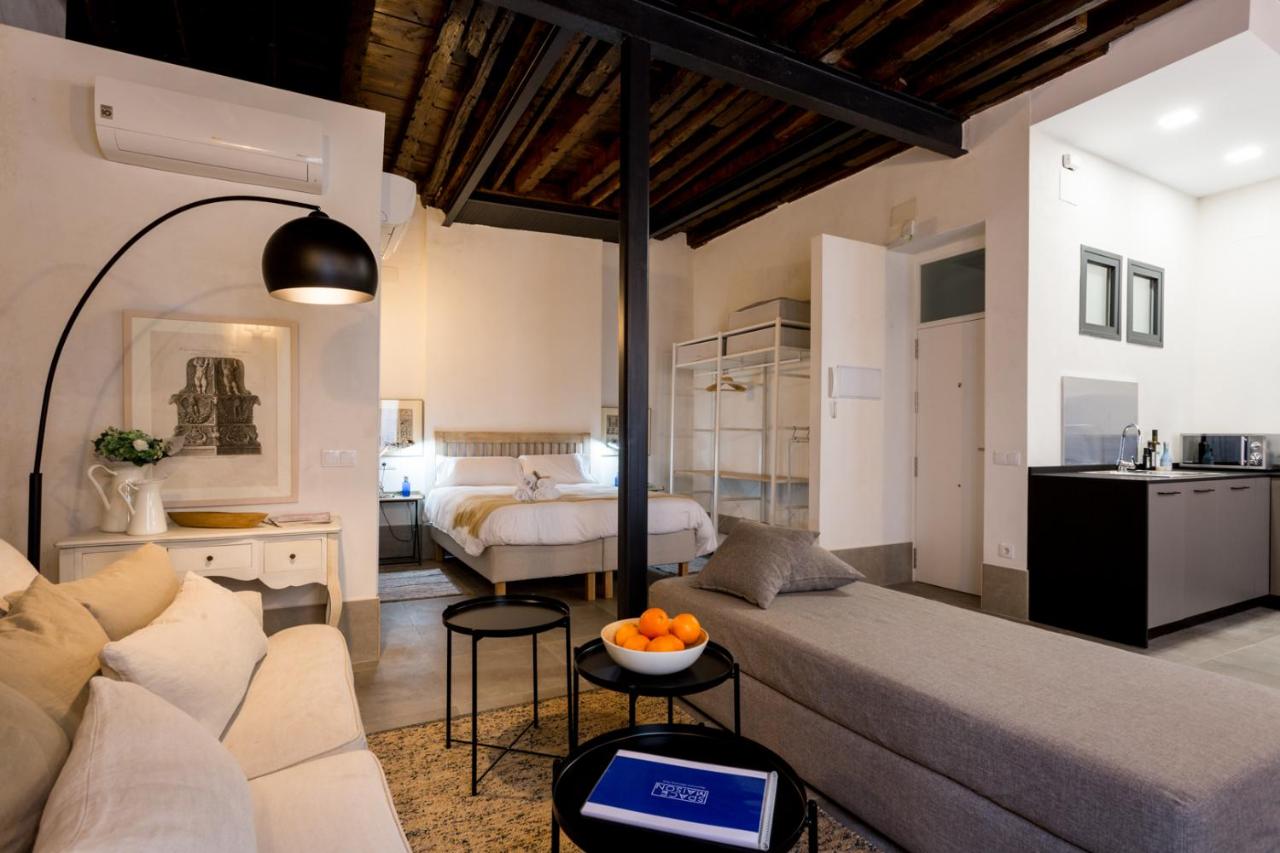 Oak & Sandstone Studio - Space Maison Apartments, Sevilla ...