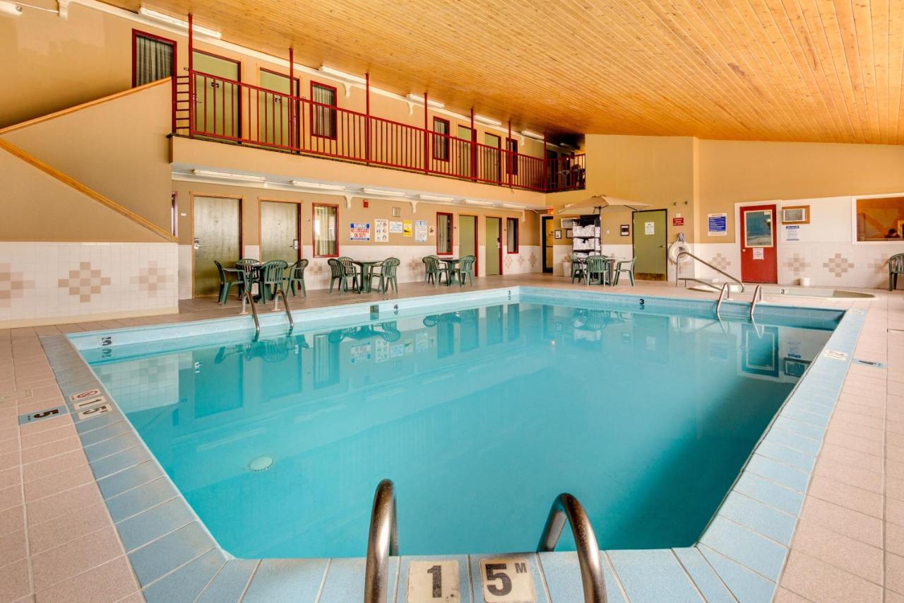 Heated swimming pool: Fireside Inn and Suites