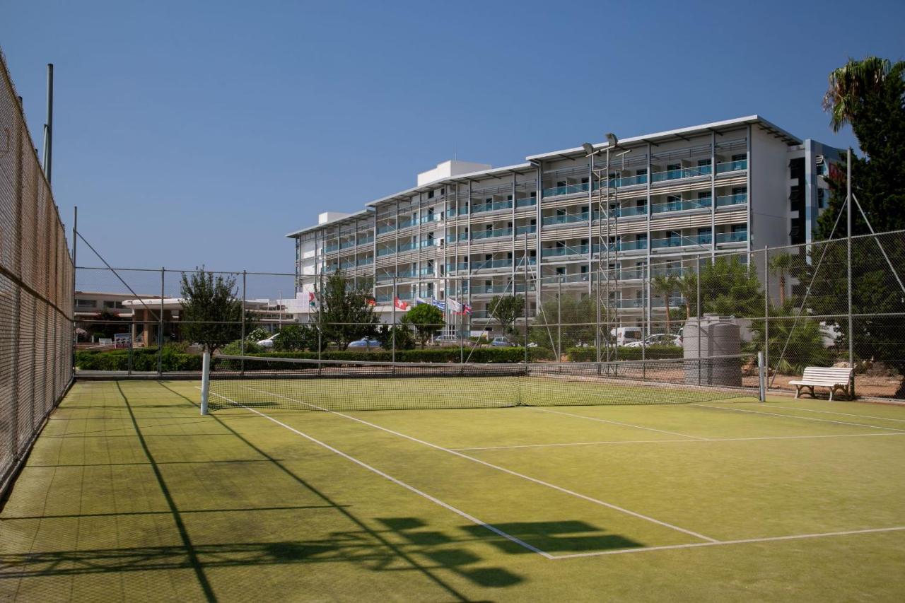 Tennis court: Asterias Beach Hotel