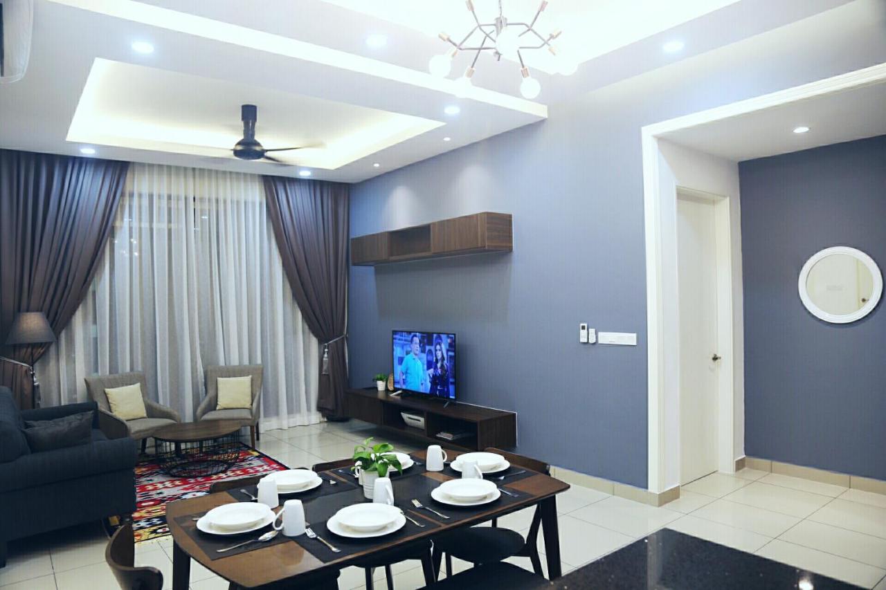 dekorasi ruang tamu warna kelabu purple - Sophie Dickens