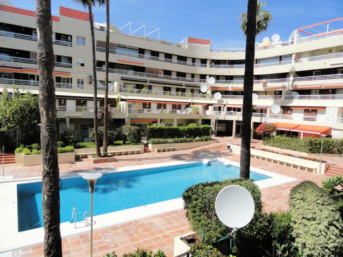 Фото Spacious 3 Bedroom 2nd Line Beach Apartment Marbella Center