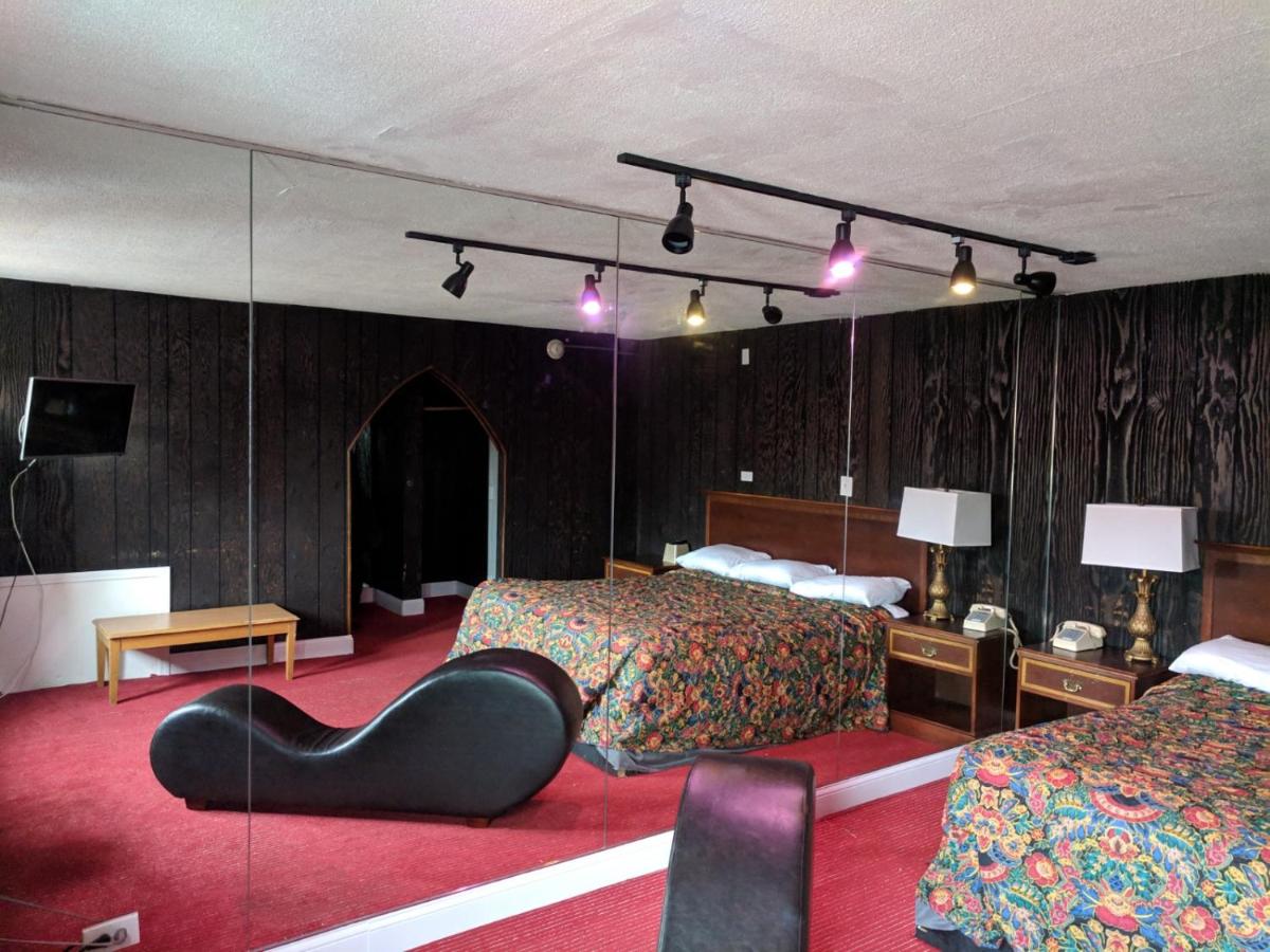 Esquire Motel — photo 2