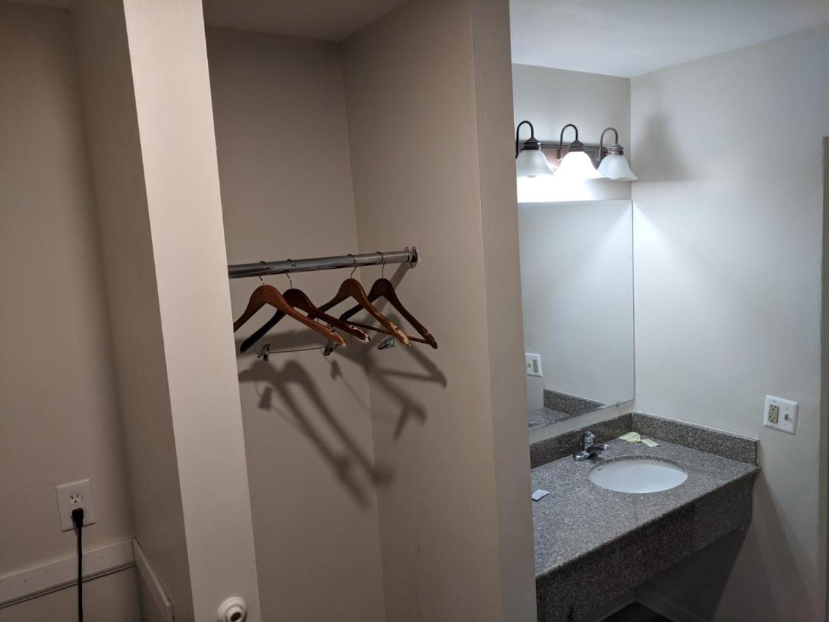 Esquire Motel — photo 15