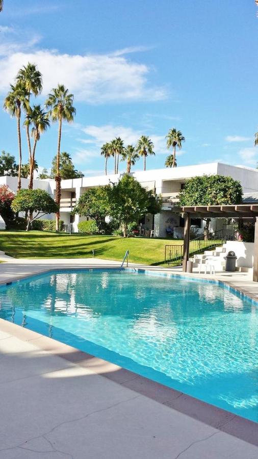 Heated swimming pool: Palm Canyon Villas