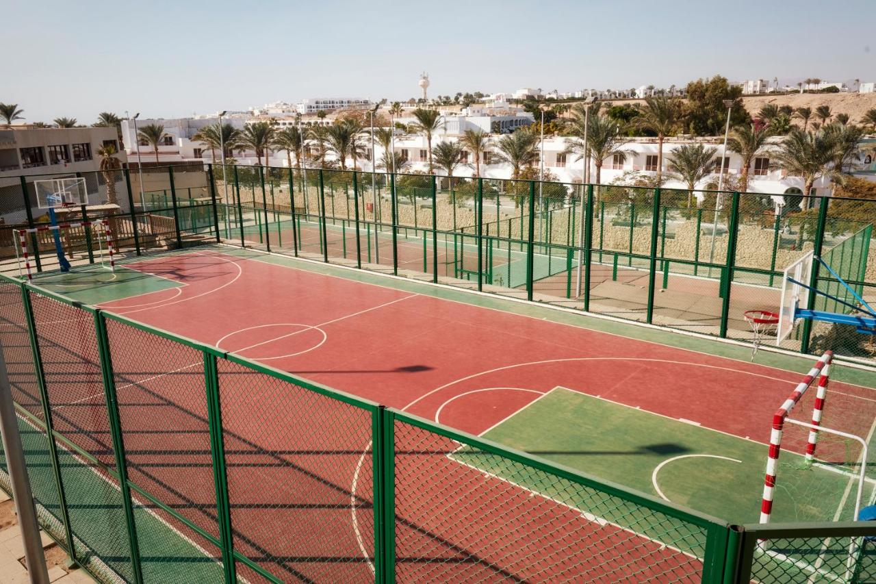 Tennis court: Coral Sea Imperial 