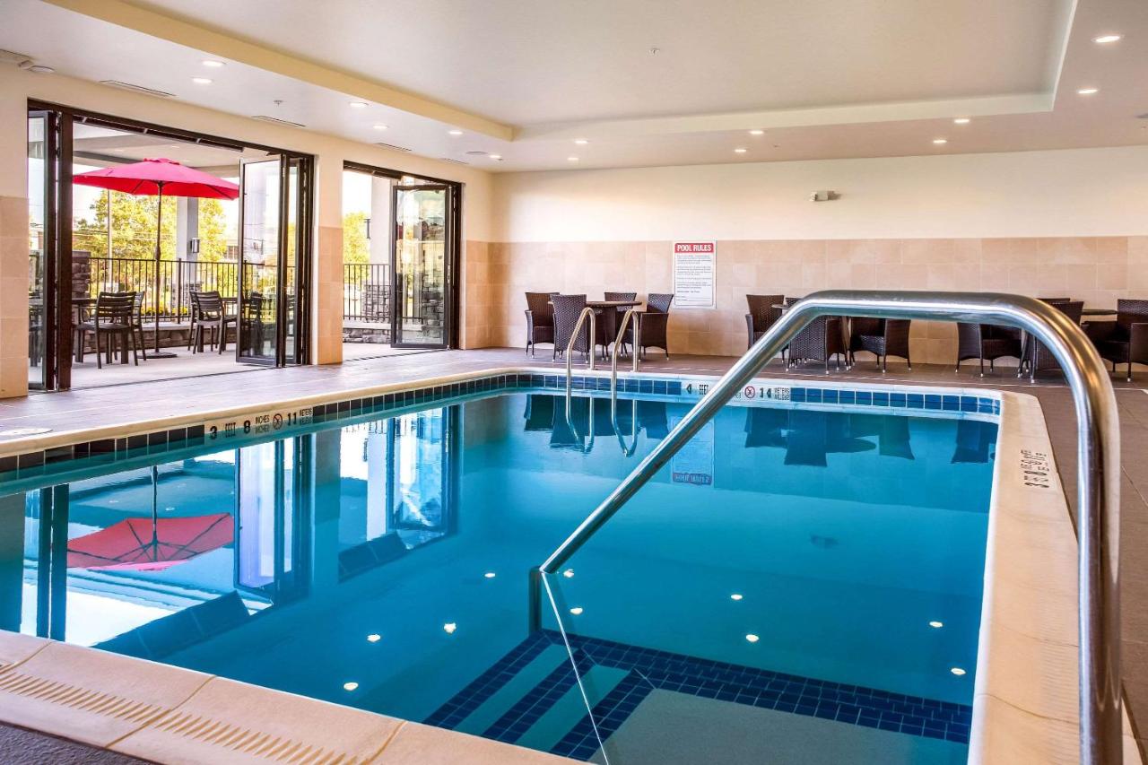 Heated swimming pool: Comfort Inn & Suites Niagara Falls Blvd USA