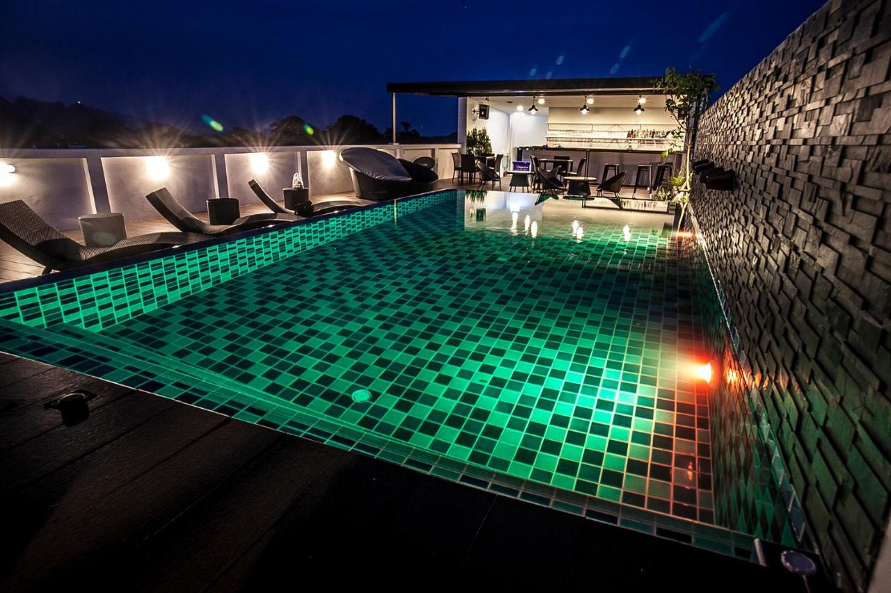 Rooftop swimming pool: The Seens Hotel
